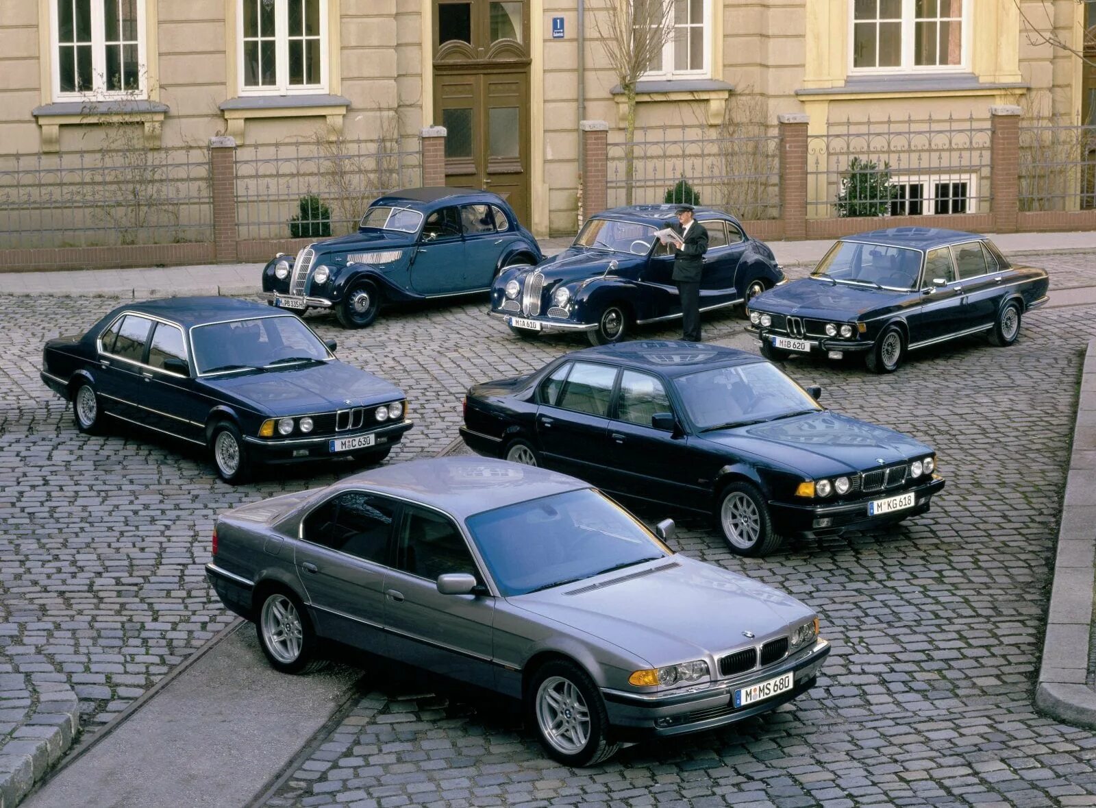 Первое поколение автомобилей. BMW e38. BMW e38 90-е. BMW 7 e38 2000х. BMW 7 Series (e23).