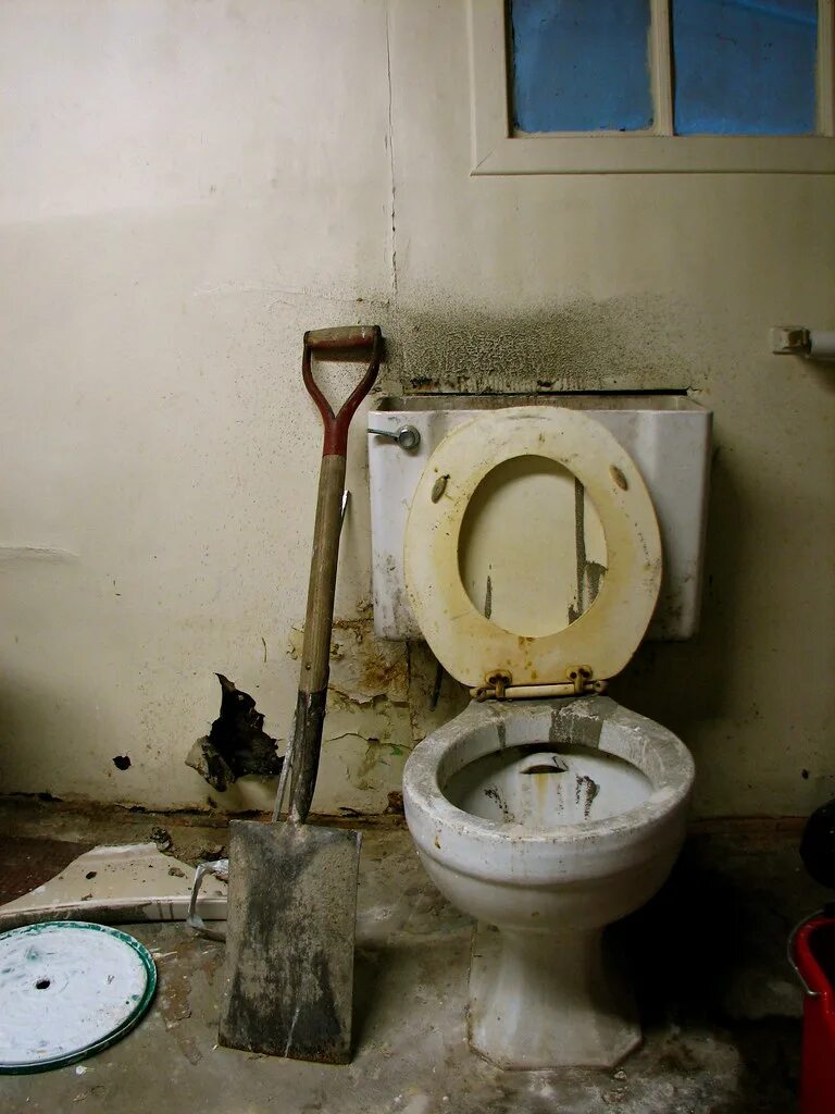 Туалет бомжа. Унитаз общественный.