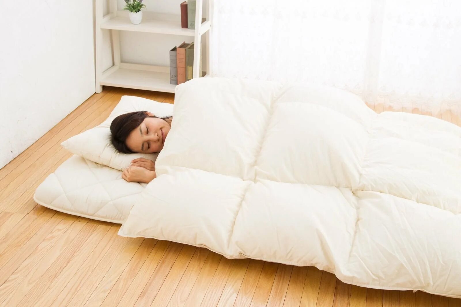 Японская кровать на полу. Японский Футон для сна. Матрац для сна на полу. Спать на полу. Сплю без матраса