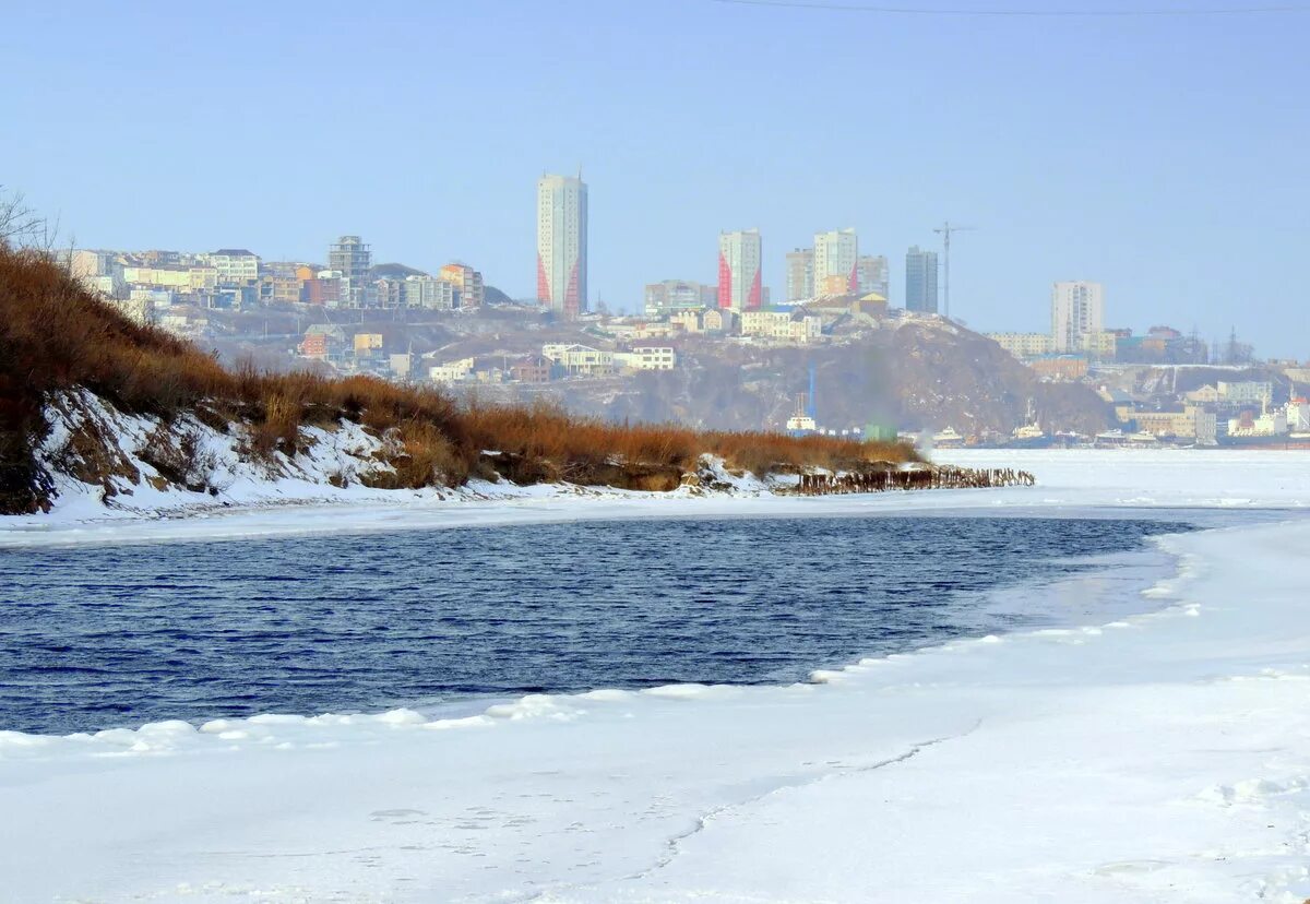 Набережная Владивосток зимой. Зимнее море Владивосток. Владивосток наб зимой. Японское море зимой Владивосток. Владивосток климат зимой