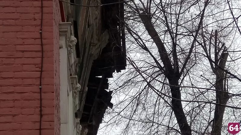 Дом падает со стены. Аварийный дом соборная мичурина саратов. улица мичурина саратов 58 аварийный дом. трехэтажные старые дома на улице соборная в городе саратов. улица чапаева дзержинского упала стена дома.