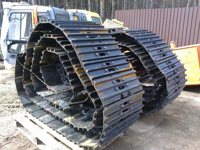 Гусеница jcb. Экскаватор гусеничный jcb гусеницы. шланг гусеницы jcb 8018. гусеница экскаватора. гусеницы гусеничного экскаватора.