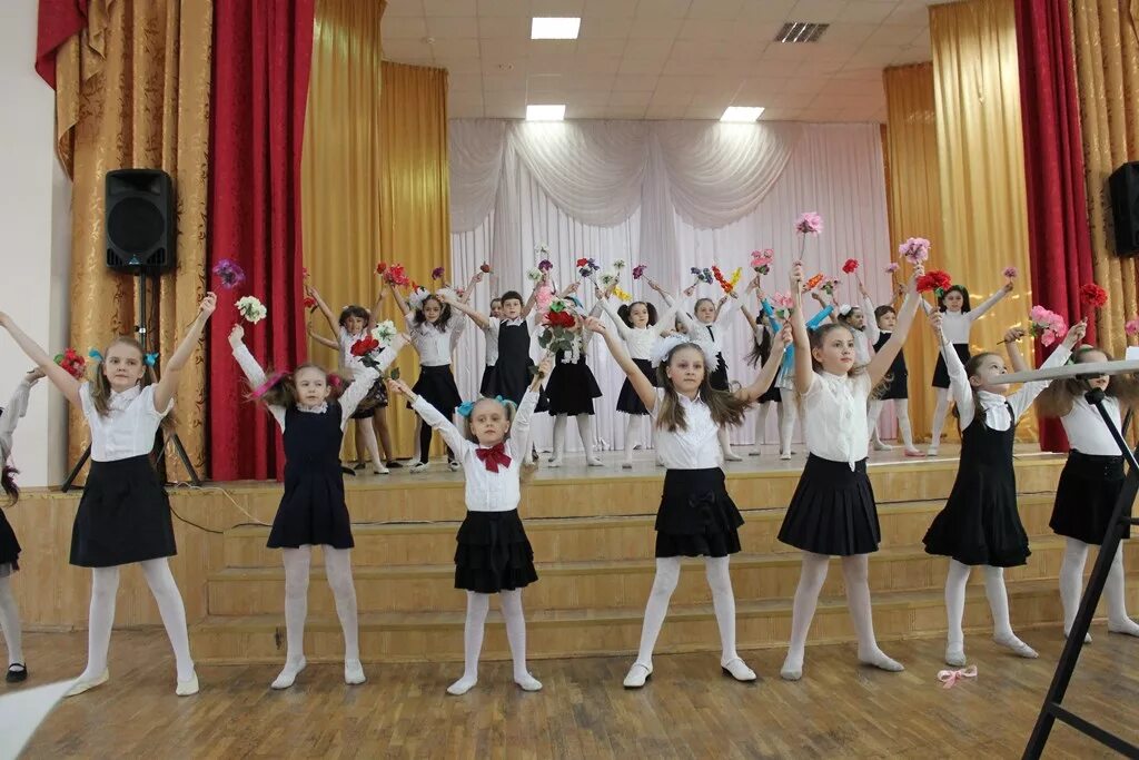 Выступления на день школы. Школьный концерт. выступление ученика. школьные выступления. школьники на концерте.