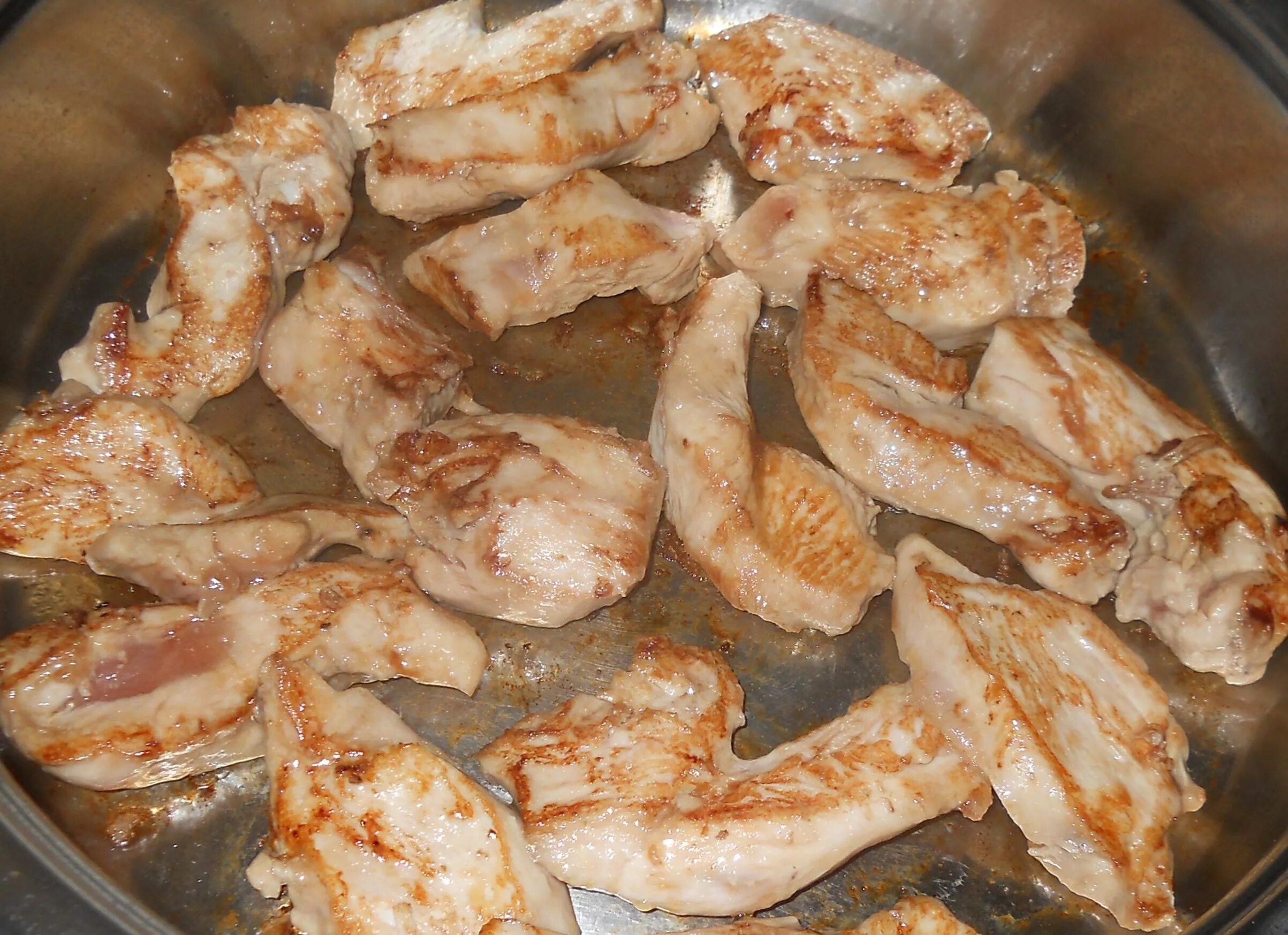 Простые рецепты из курицы на сковороде. Курица на сковороде. Диетическая курица на сковороде без масла. Сырая курица на сковороде. Курица припущенная на сковороде.