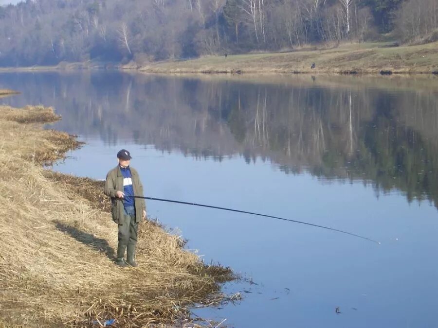 Рыбалка в марте на озерах. Рыбалка. Рыбак на реке. Рыбак на берегу реки. Удочка для рыбалки.