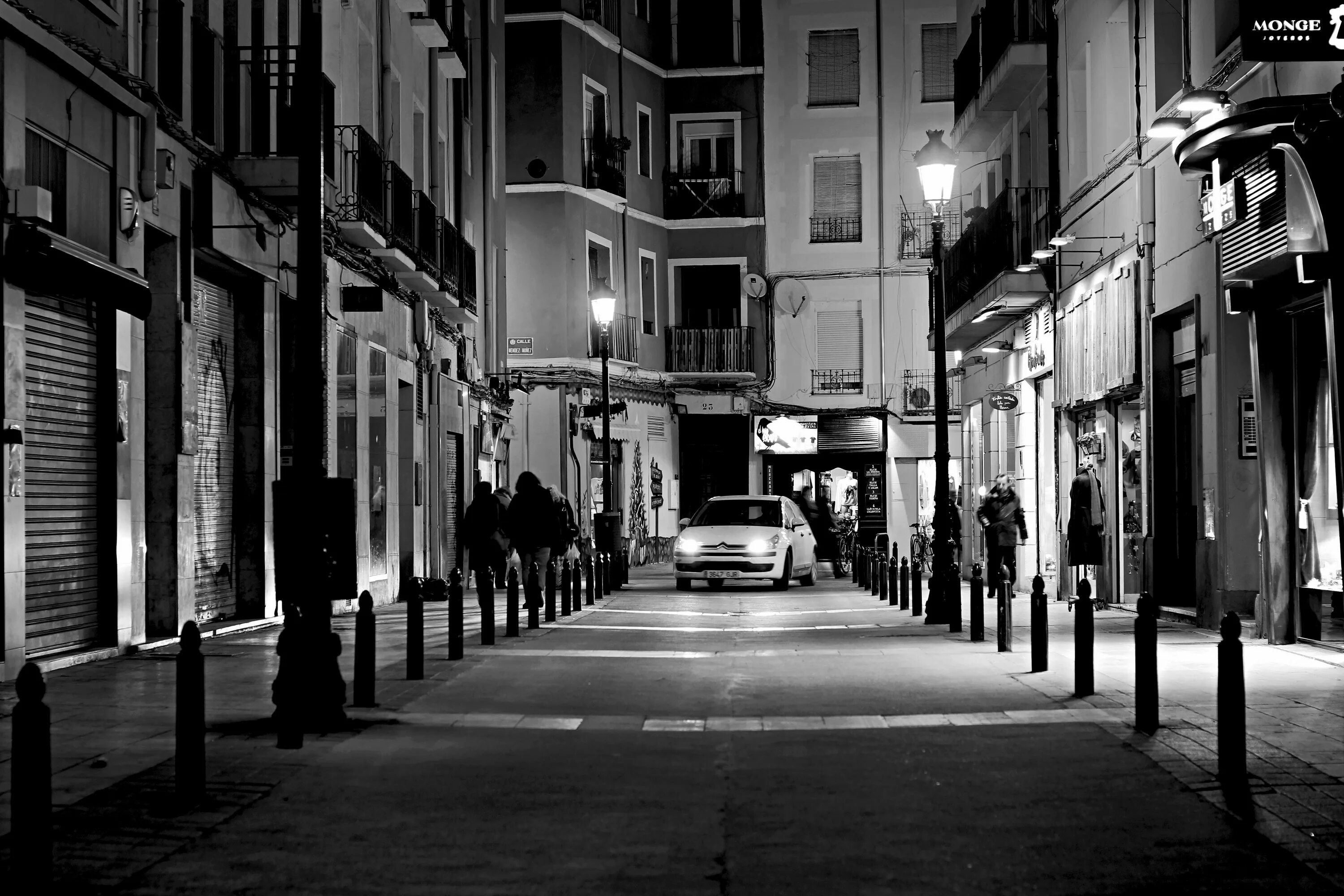 Какой черный на улице. Улица города. Улицы города черно белые. Черная улица. Ночная улица.