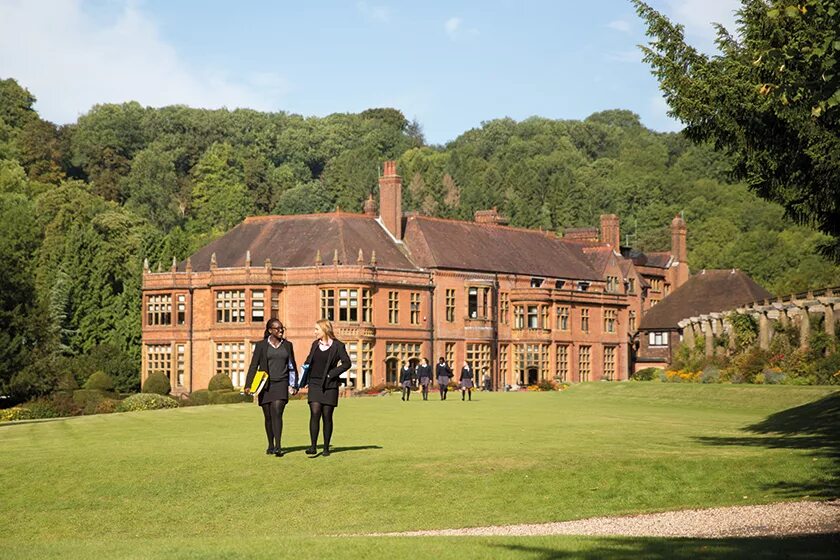 Brown's. Woldingham School. Caterham School. «Woldingham School» место нахождениы. Caterham School фото.