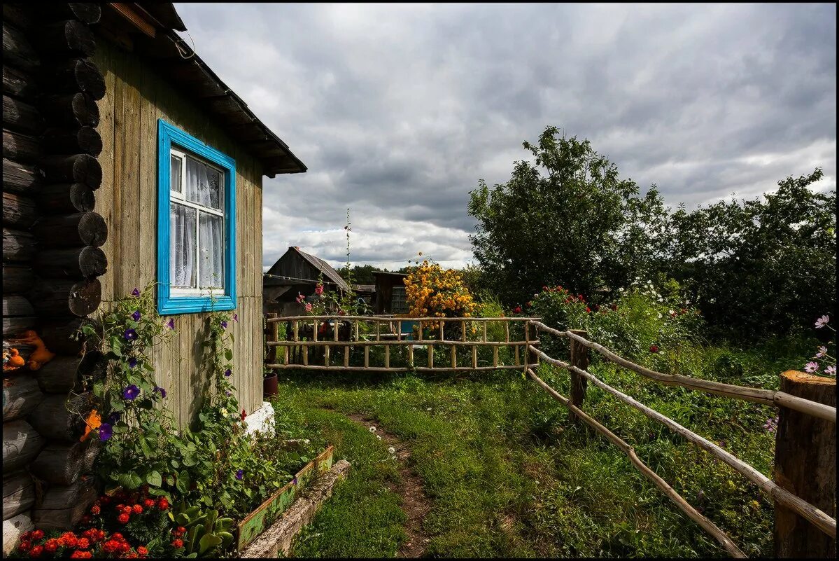 В 2 соседних деревнях. Домик в деревне. Домик с огородом. Деревенский домик с огородом. Огород в деревне.