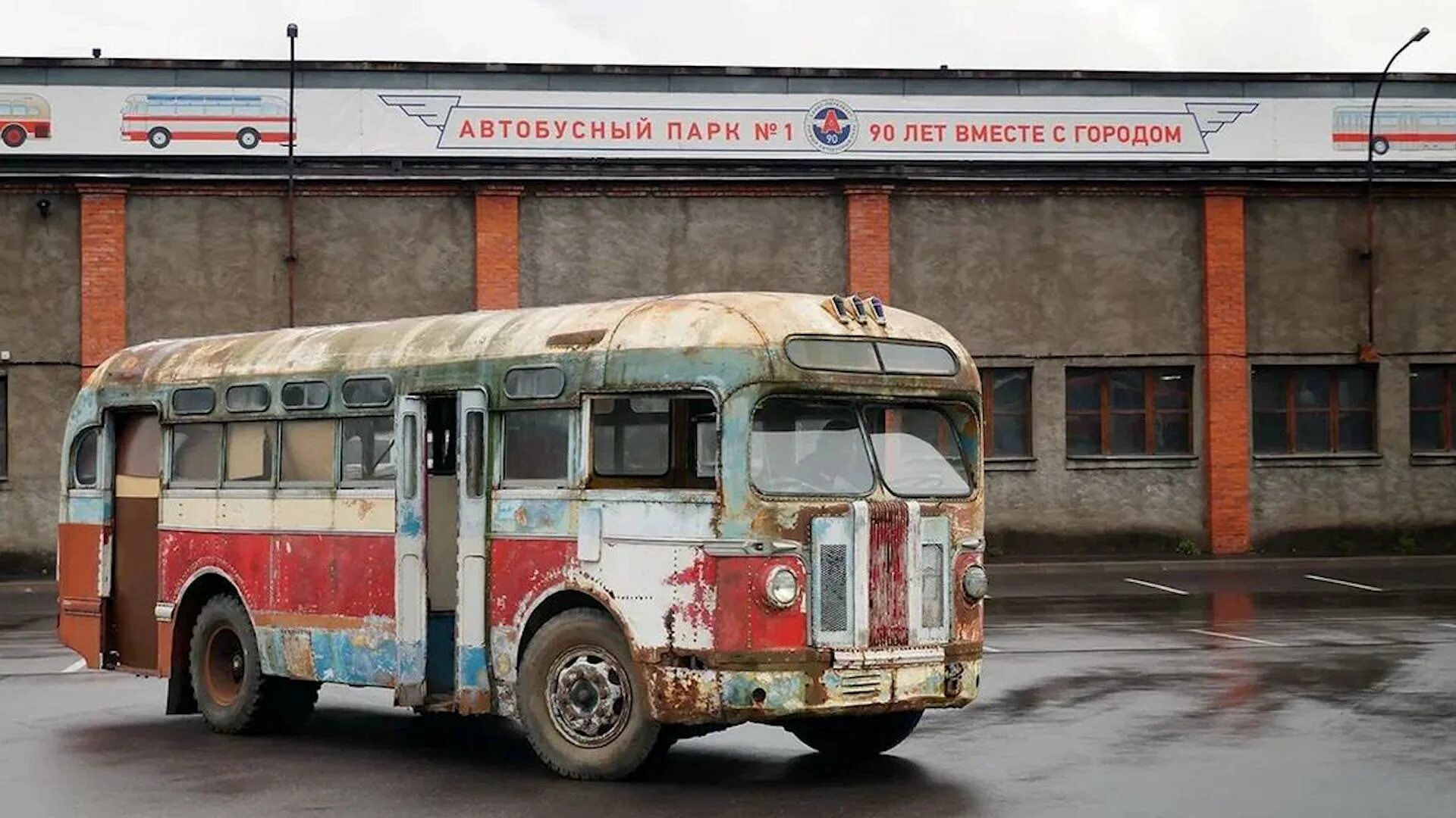 Первые автобусы спб. 1 Парк СПБ Пассажиравтотранс Автобусный. ЗИС 155 Санкт Петербург. ЗИС-155 автобус. Автобусный парк 1 СПБ музей.
