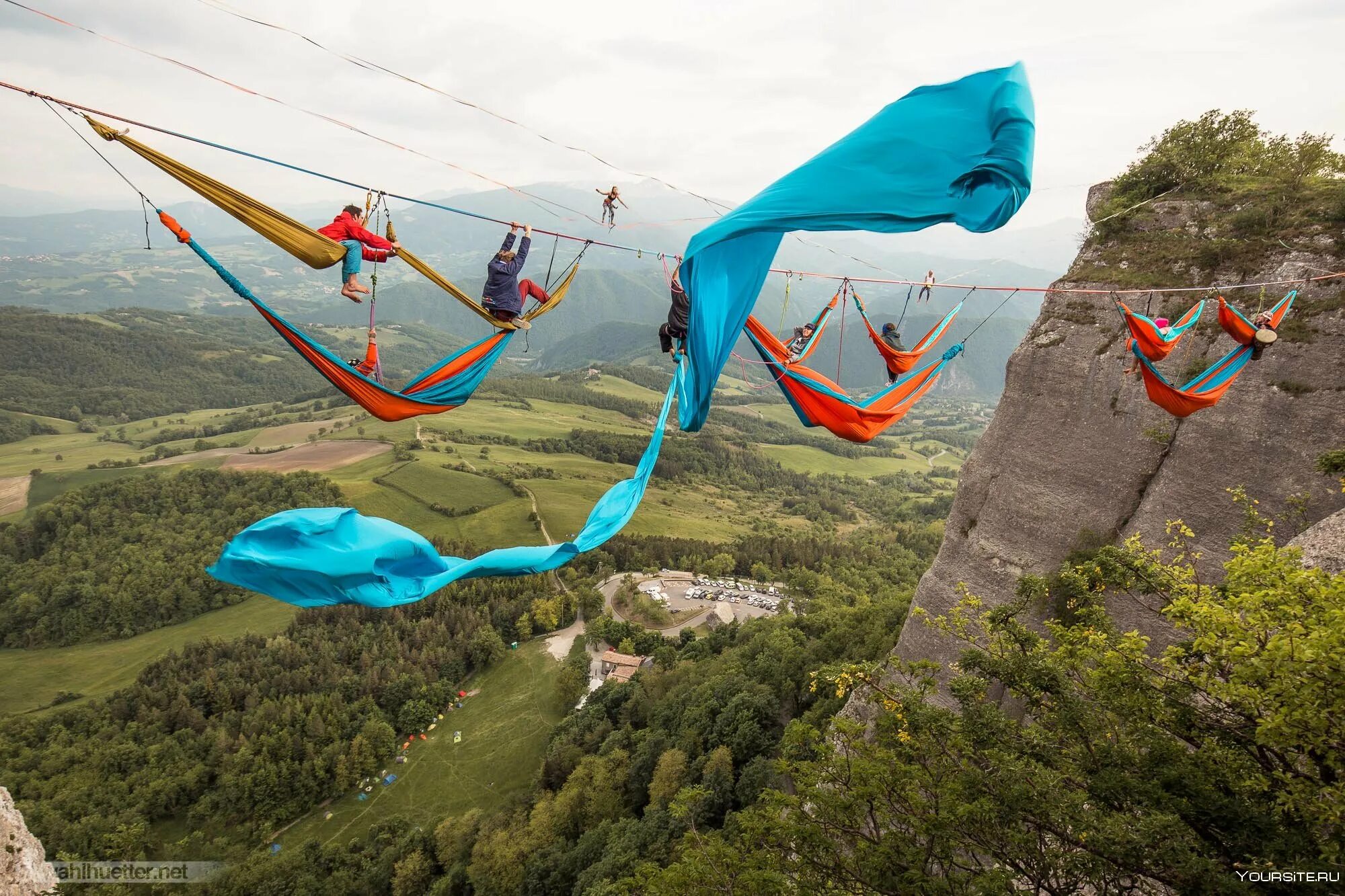 Sky camping. Монте пиан гамаки. Гамак в горах. Гамак над пропастью. Гамак туристический.