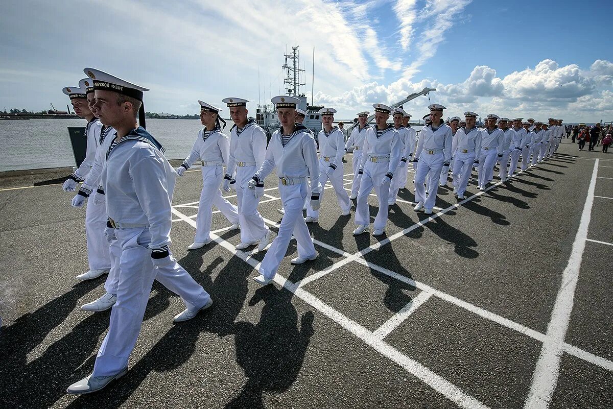 Моряк военно морского флота. ВМФ Новороссийск. Форма ВМФ матрос Тихоокеанский флот. Войска береговой охраны ВМФ России. Парад ВМФ В Новороссийске 2023.