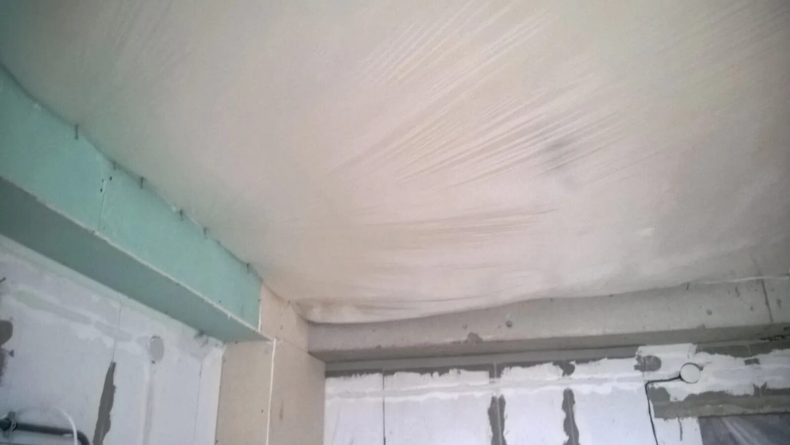 обеспыливание поверхности потолка. пыль от натяжного потолка. частичный демонтаж натяжного потолка. помыть натяжной потолок. отмыть глянцевый натяжной потолок.