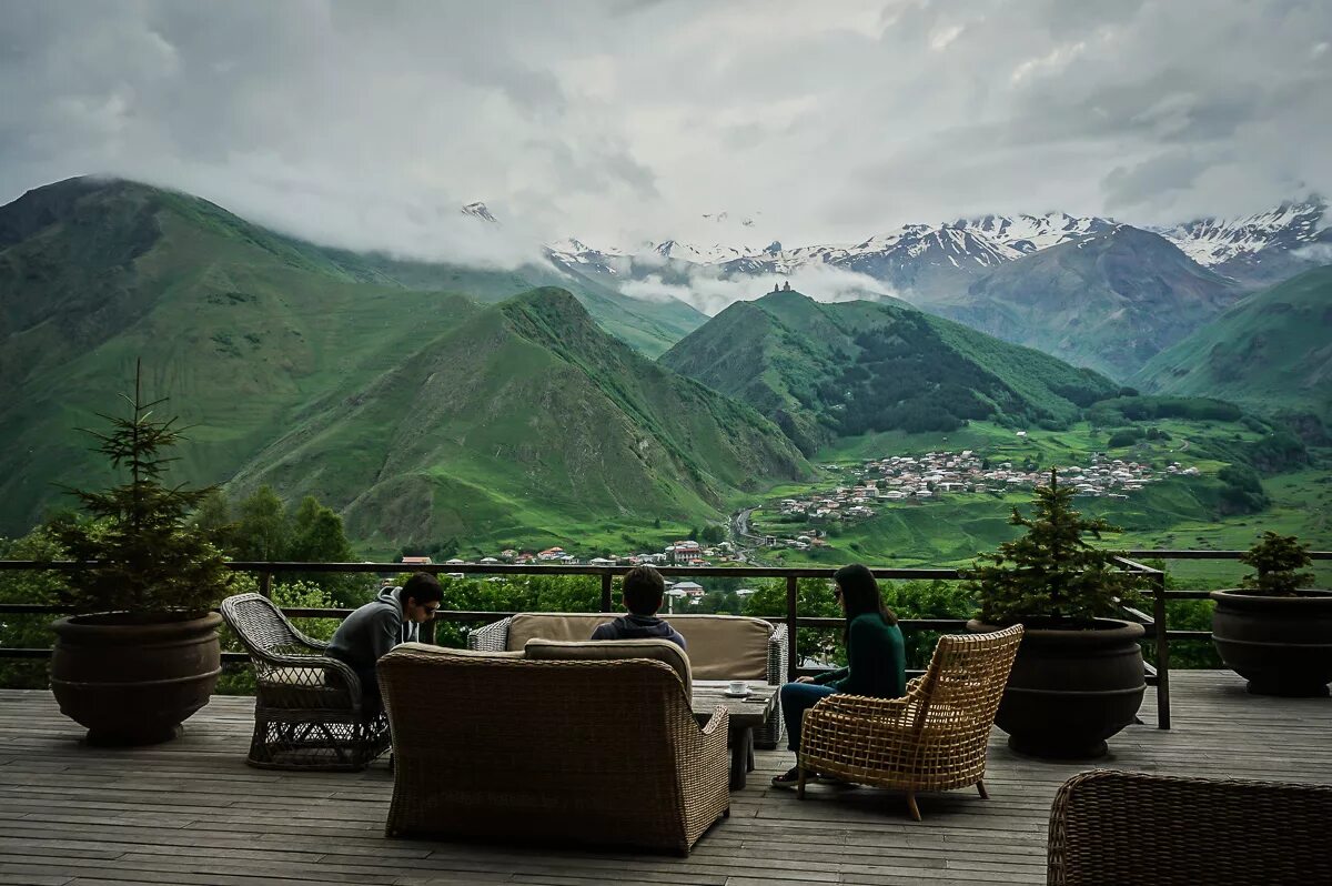 Гостиницы в грузии. Hotel Kazbegi Грузия. Отель Румс Казбеги Грузия. Rooms Hotel Kazbegi Степанцминда, Грузия. Казбеги отель в горах.