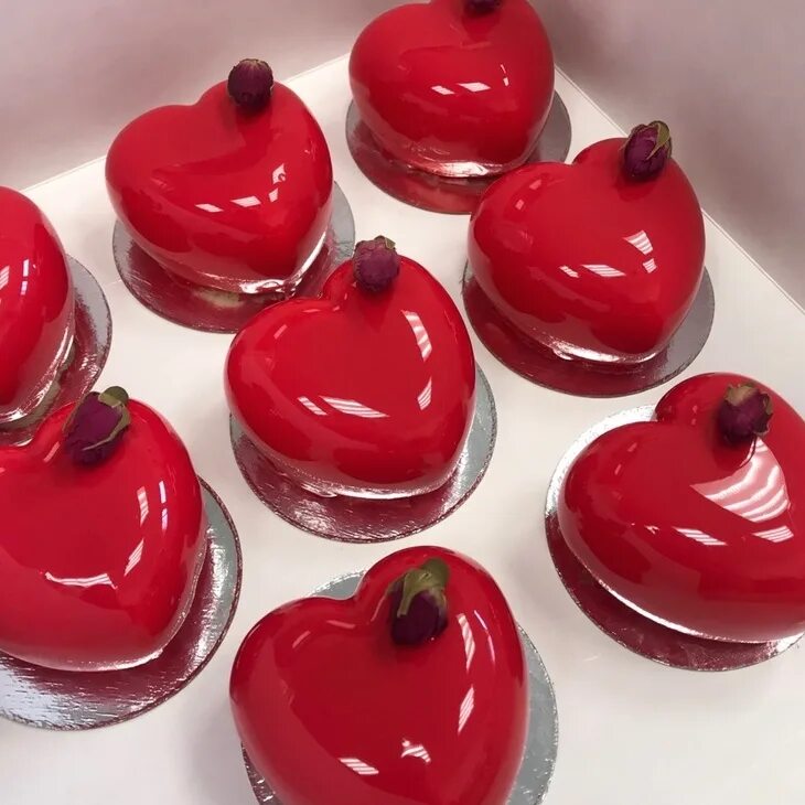 Пирожное с шоколадной глазурью. Глазурь для пирожных. Глазурь для пирожных. Пирожное с глазурью. Муссовое пирожное с зеркальной глазурью.