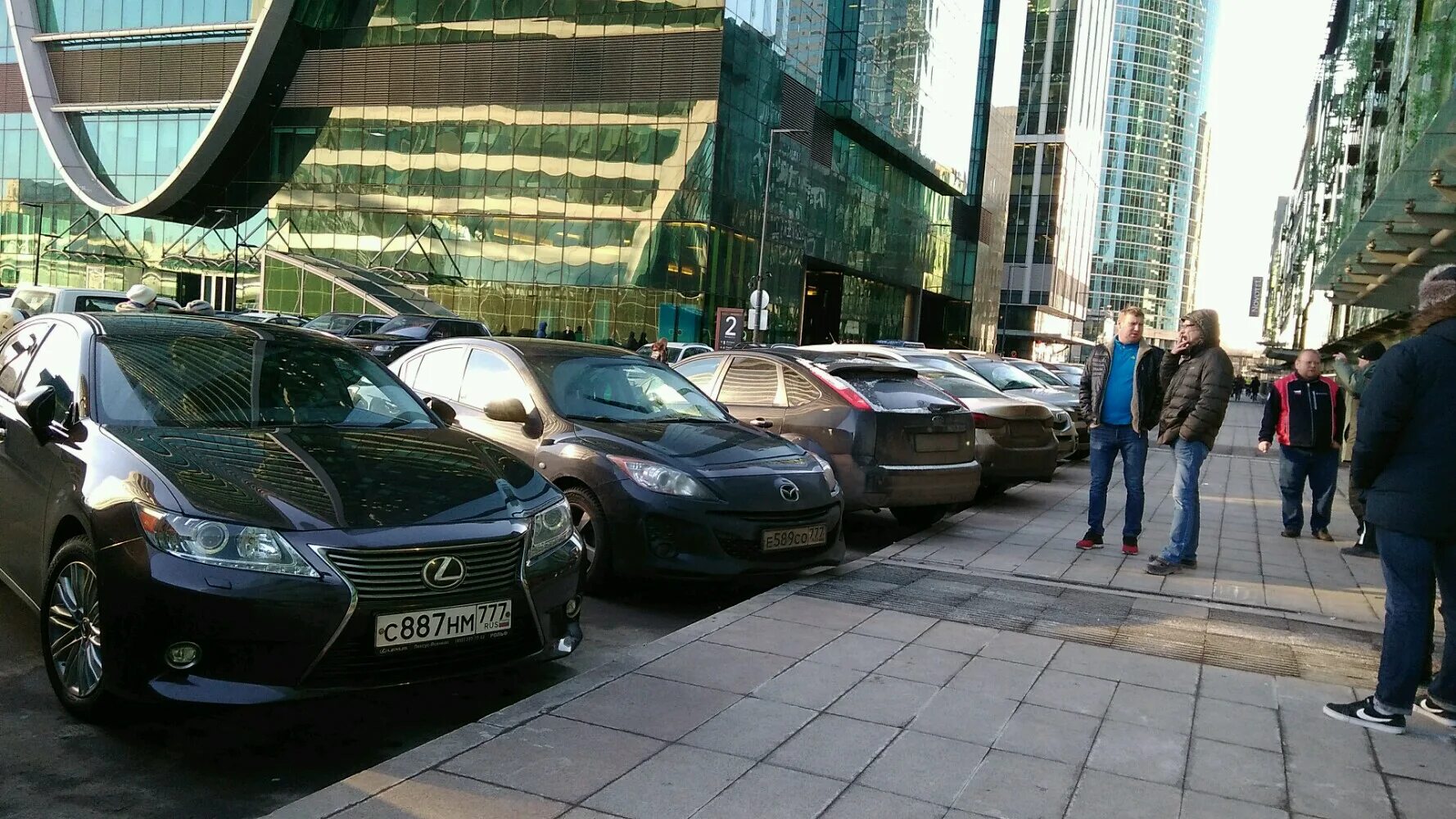 машина на парковке. автомобильные парковки москва. охраняемая парковка круглые. машина на парковке. охраняемая стоянка москва.