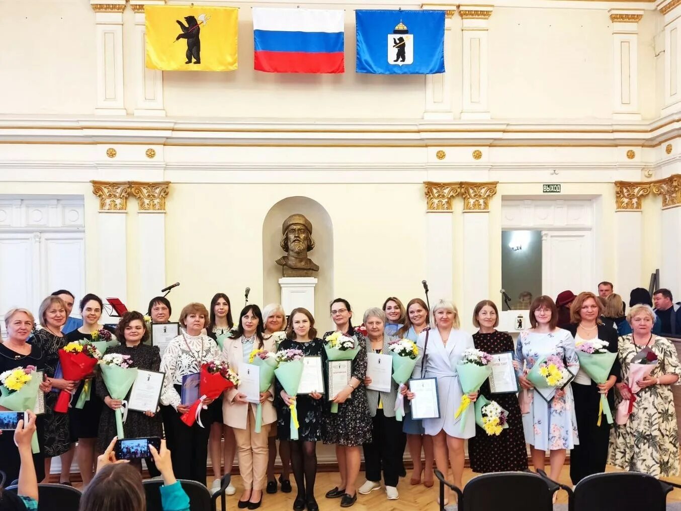 Награждение библиотекарей в день библиотек. Премия для библиотекарей. Награждение библиотекарей. Награждения библиотекарей. Награждение библиотекарей в день библиотек.