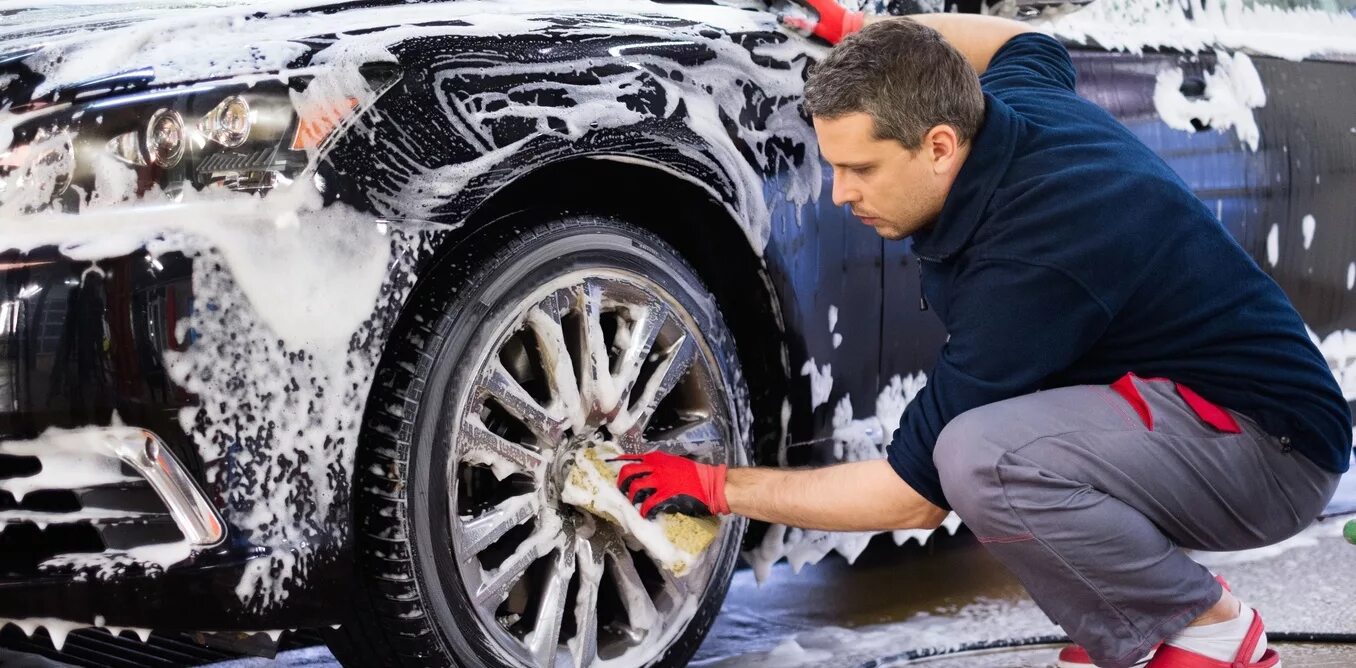 Чистота автомобиля. Car Wash автомойка. Комплексная мойка автомобиля. Чистая машина. Моет машину.