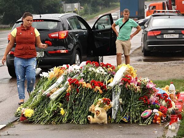 Памятники погибшим в автокатастрофе. Венки на дорогах. Венки на обочине.