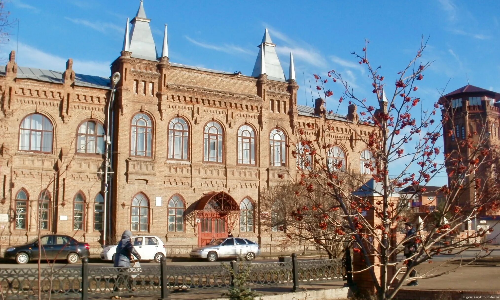 Индекс бузулука оренбургской области. Женская гимназия города Бузулук. Достопримечательности Бузулука женская гимназия. Здание женской гимназии Бузулук. Здание бывшей женской гимназии Бузулук.