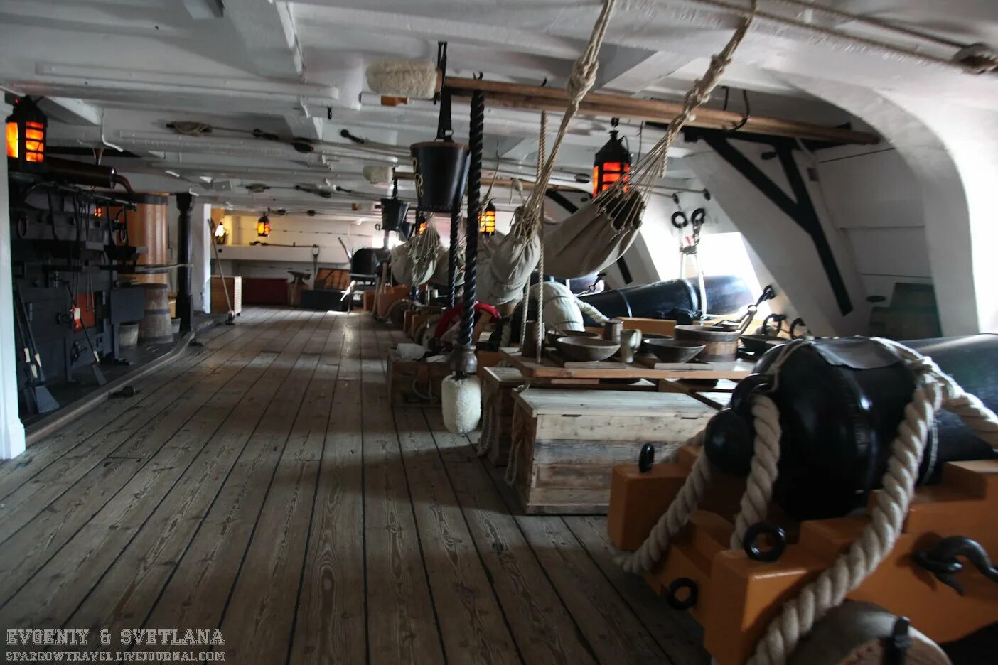 HMS Victory Капитанская каюта. HMS Victory корабль внутри. Корабль Каравелла интерьер каюты капитана. Трюм корабля 19 века.