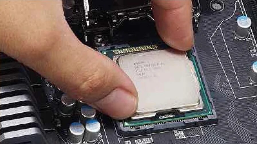 Установка процессора intel core. Установка процессора. как установить процессор intel. как вставлять процессор. как установить процессор на материнскую плату.