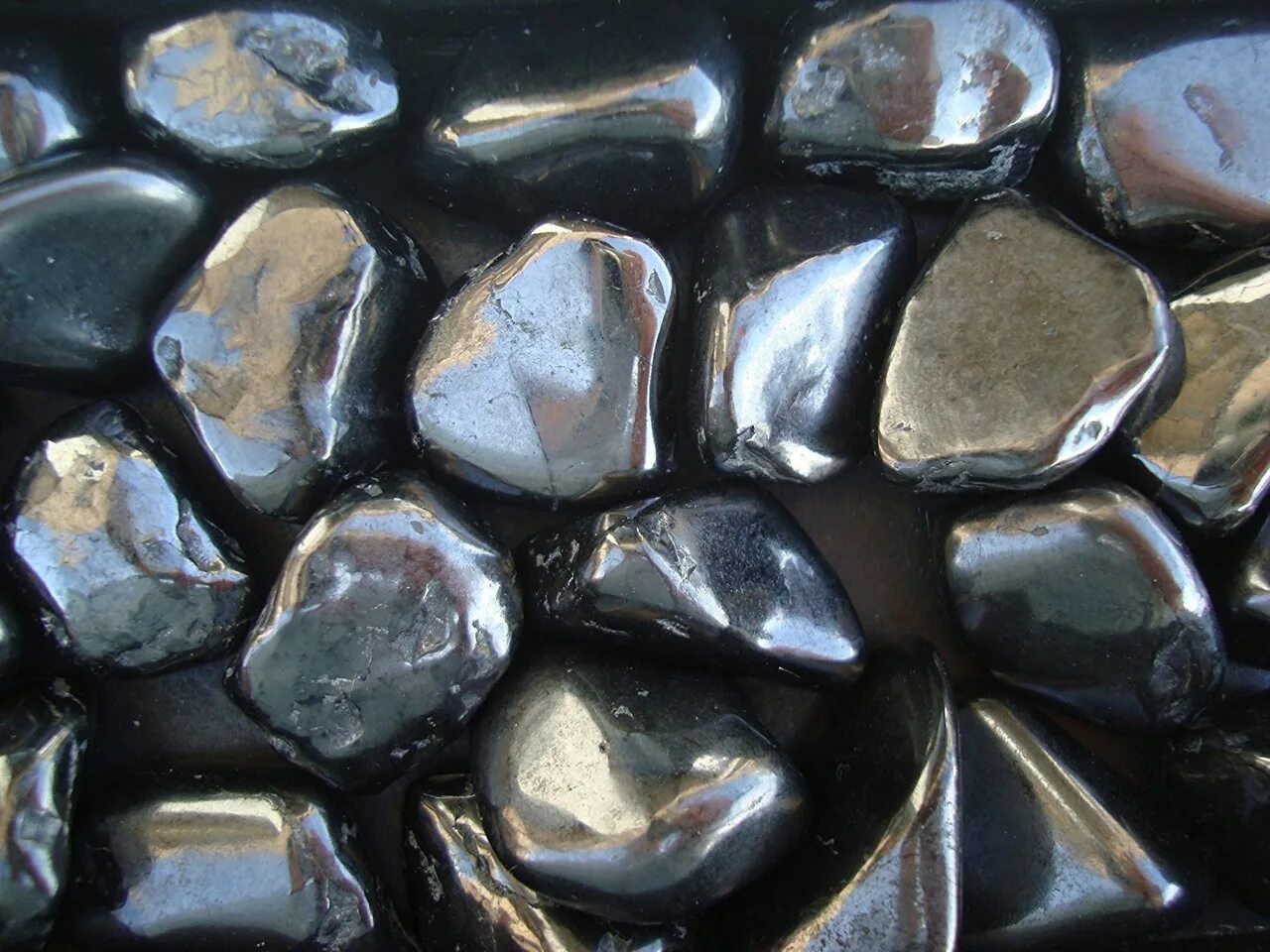 Какой камень добывают в карелии кроме шунгита. Камень черный шунгит. Шунгит метеорит. Камень Карелии шунгит. Чёрный камень из Карелии шунгит.