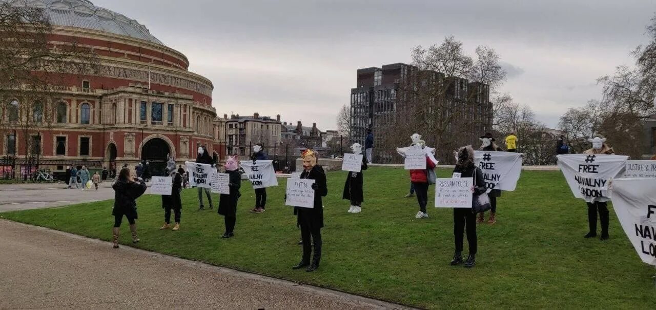 Митинг в Лондоне Навальный. Акция в поддержку Навального в Лондоне. Дворы Лондона. Антипутинский митинг в Лондоне.