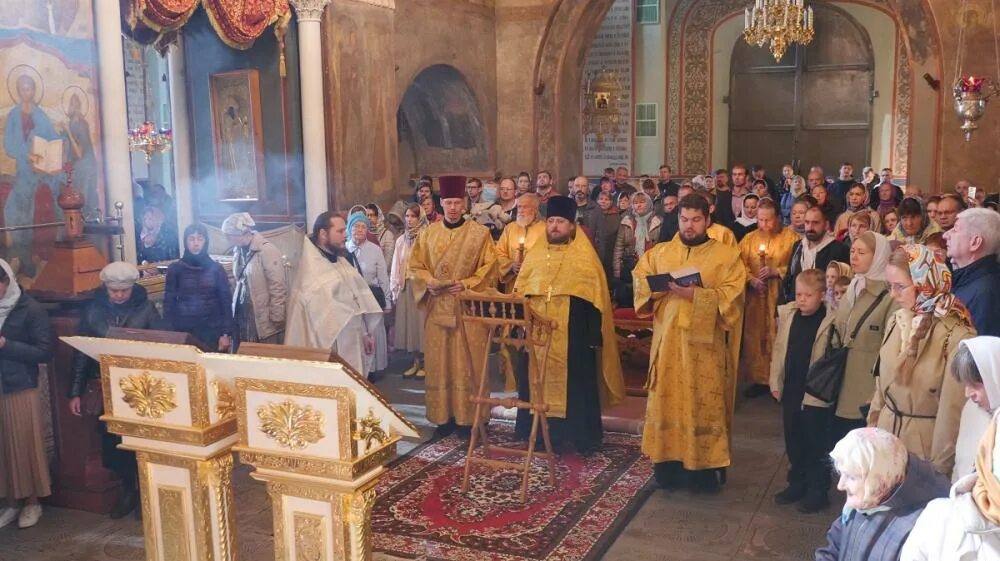 Священники в храме иннокентия московского в бескудниково. Храм архангела михаила большое козино. Молебен о страждущих недугом винопития и наркомании. Владимирский успенский собор служба. Молебен о страждущих винопитием.