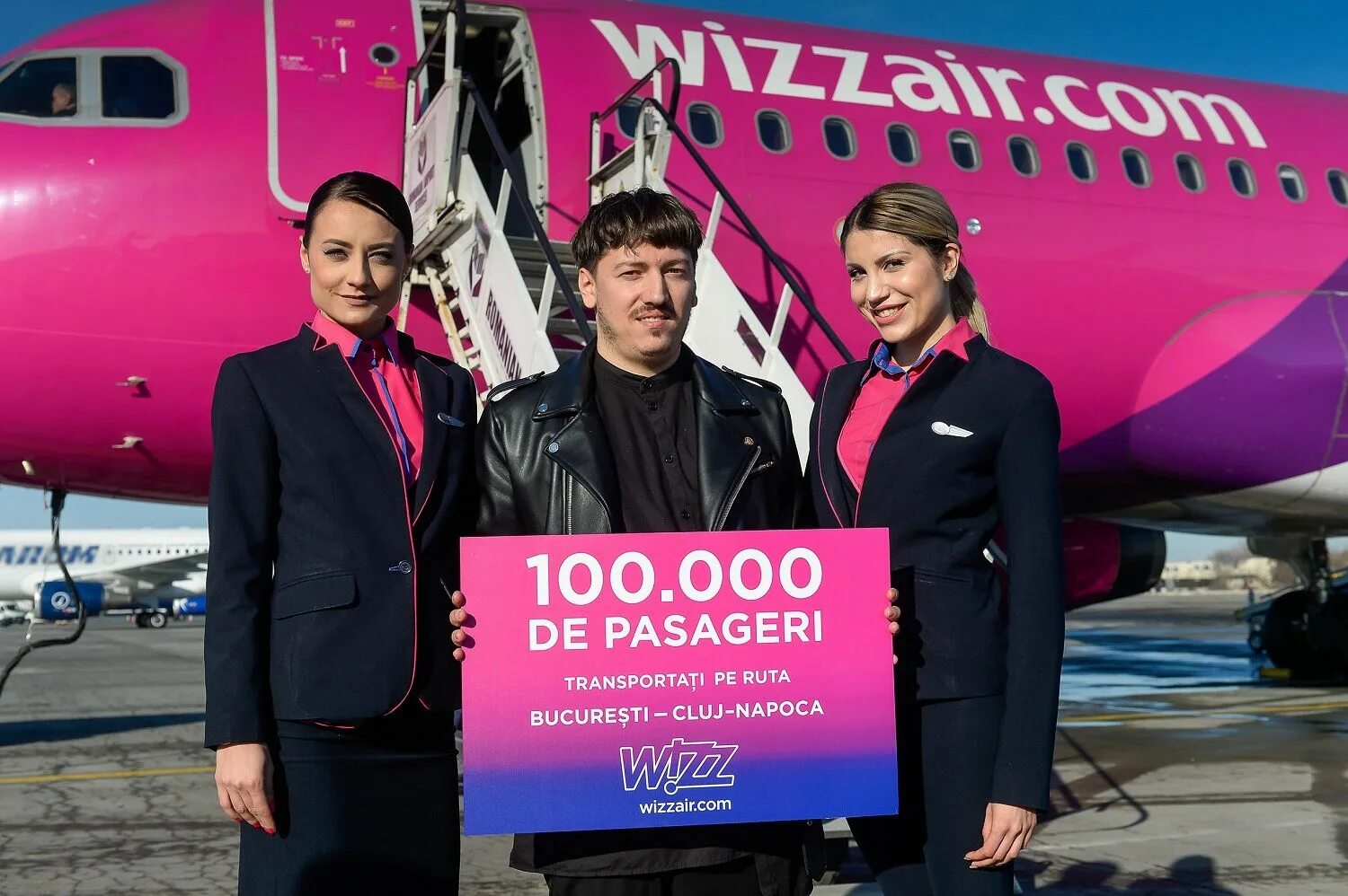 Wizzair москва. Wizz Air стюардессы. Самолеты авиакомпании. Wizz Air stjuardes. Wizz Air бортпроводники.