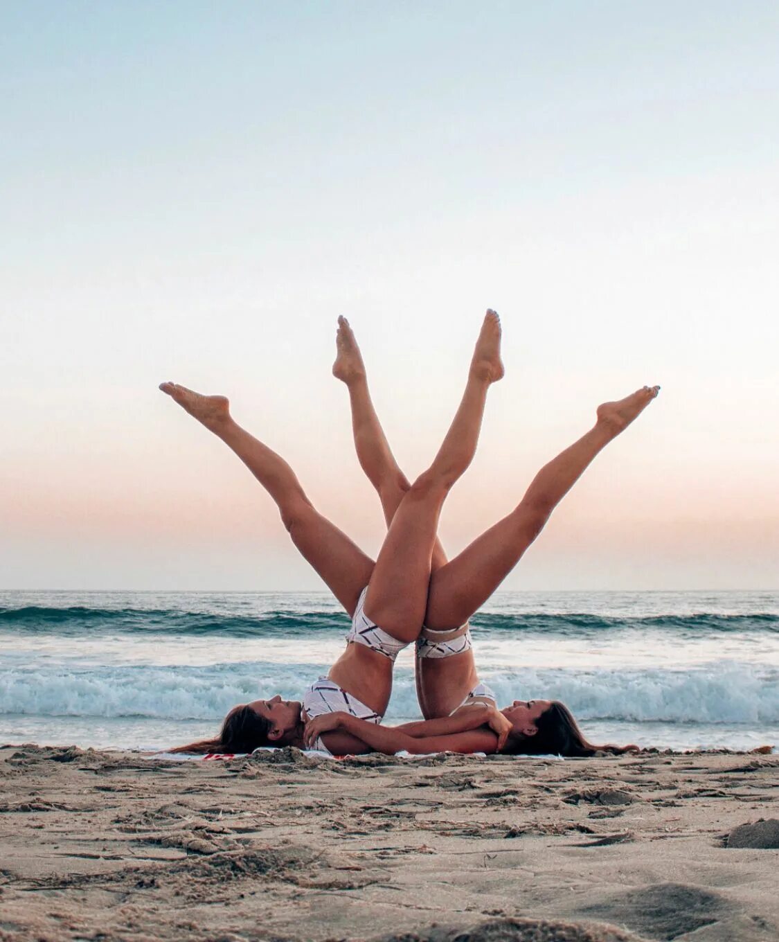 Йога на пляже девушка. Фотосессия на море. Парная йога. Гимнастика на море. Подруга позирует