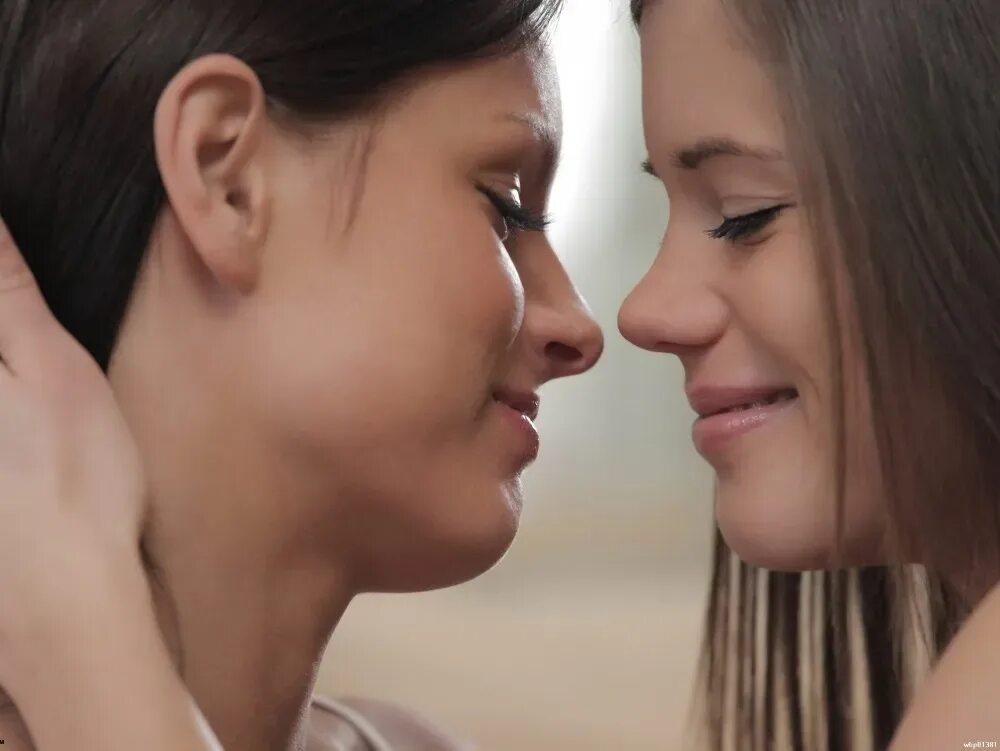 Lesbian streaming. Marketa Stroblova Kiss. Любовь двух женщин. Поцелуй трех девушек. Поцелуй двух девушек.