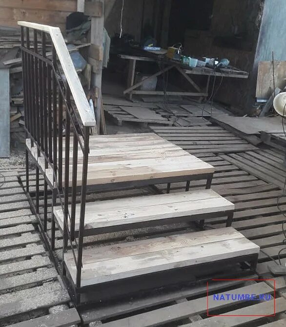 Приставные металлические ступени. Лестница-крыльцо step 1200, 5 ступеней. Крыльцо трио 60 1 ступени. Уличные лестницы из дпк на металлокаркасе. Железные ступеньки для крыльца.