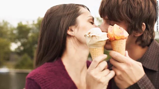 Есть мороженое ночью. Пара с мороженым. Ест мороженое. Парень и девушка мороженое. Мороженое есть вдвоем.