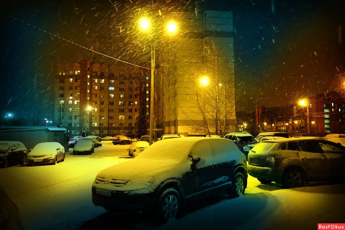 Российские дворы зимой. Двор зимой. Зимний двор ночью. Двор ночью. Заснеженный двор.