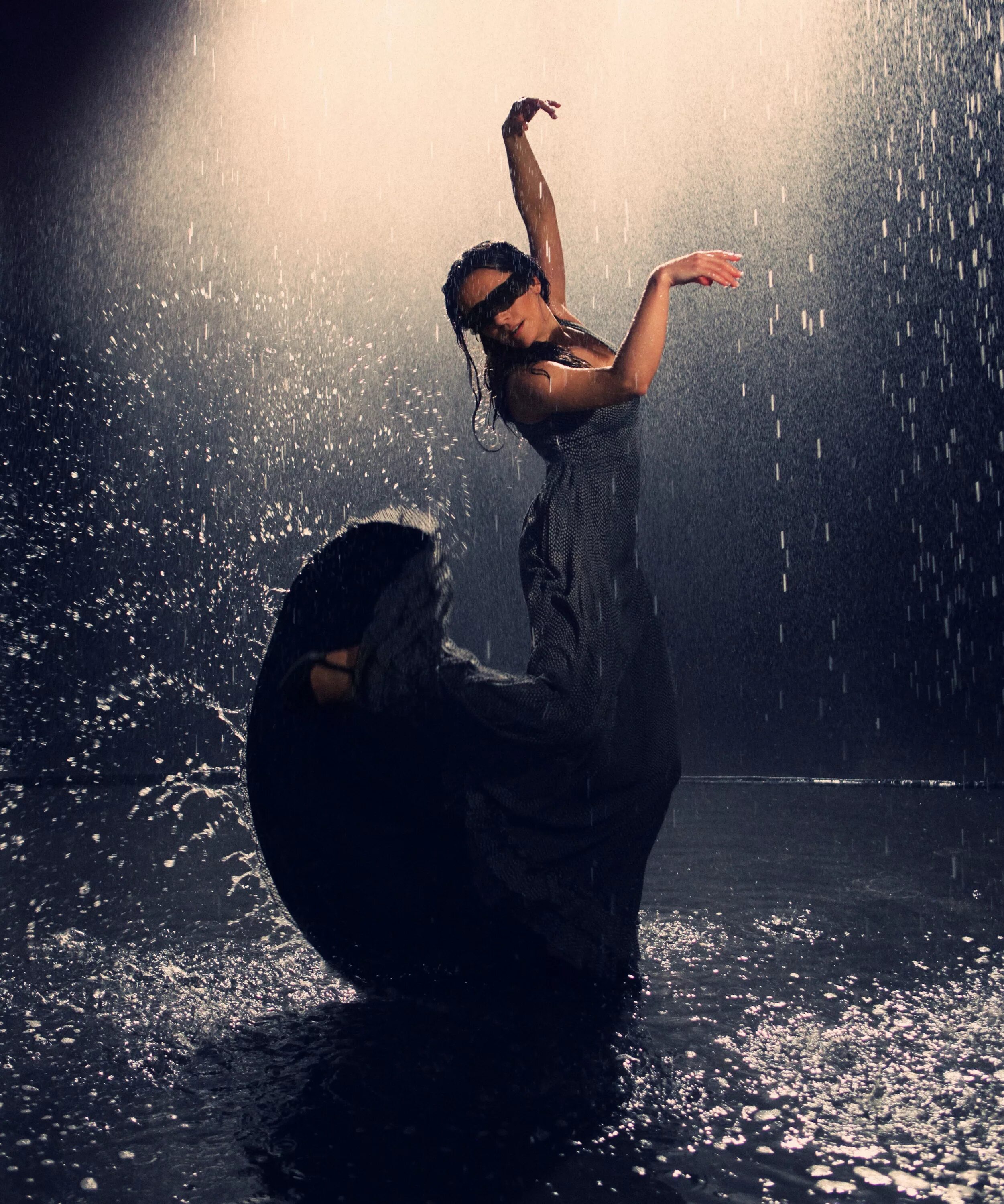 Танцующие глазки. Девушка под дождем. Танцевать под дождем. Танцы под дождем. Танцующая под дождем.