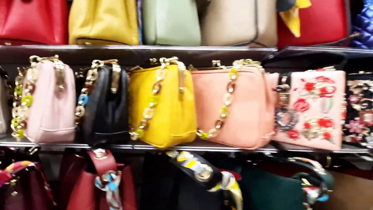 Платье садовод базар. Южные ворота сумки. Кожаный рынок сан-лоренцо. Сумки южные ворота. Сумки вьетнамский рынок.