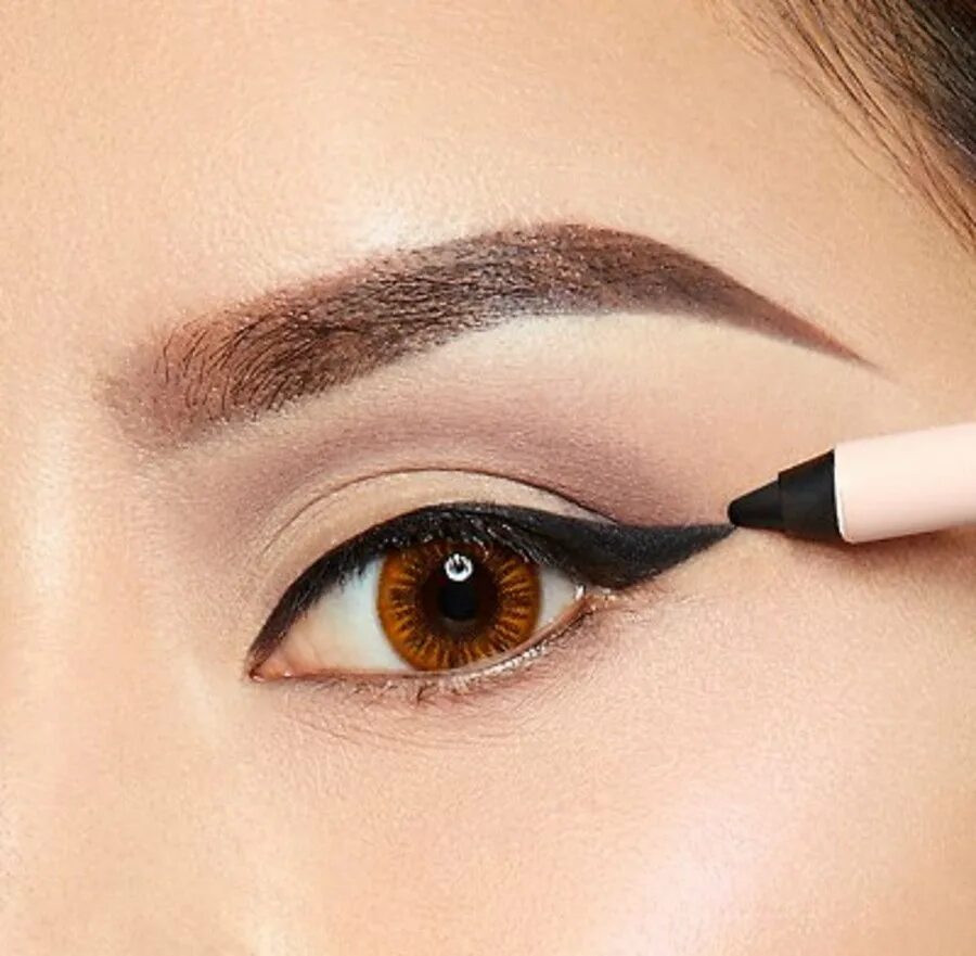 Eyeliner для глаз. Подводка мейбелин для стрелок. Стрелки на глазах. Подводка лайнер для глаз. Красивая подводка глаз.