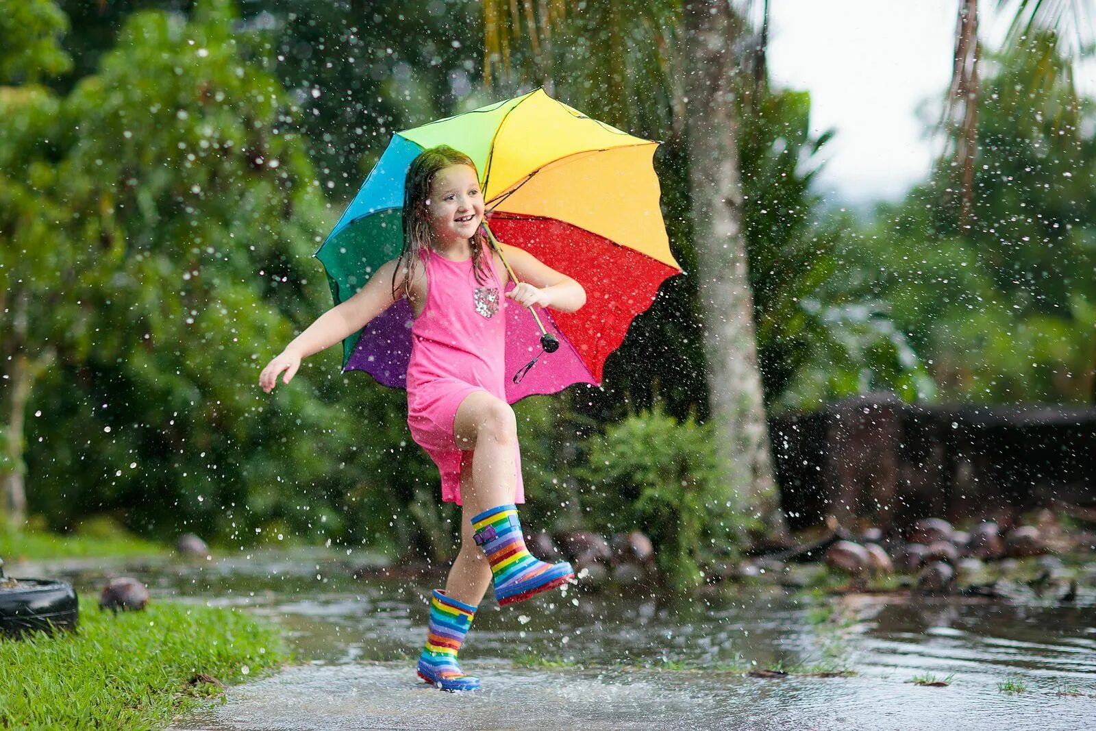 Дети веселятся под дождем. Дети под дождиком летом. Прогулки под дождем дети. Ребенок с зонтиком под дождем.