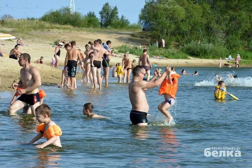 Огурдино Березники пляж. Сарапул Кама пляж. Дети купаются в пруду. На пляже купание. День когда можно купаться