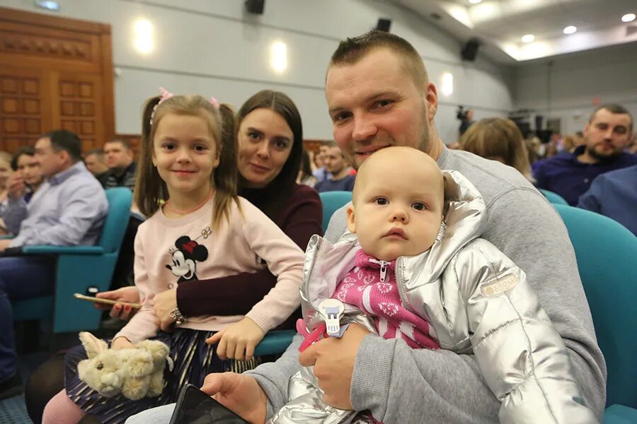 Сбербанк семья. Программа молодая семья владивосток. Людмиоа лёвочкина владивосток семья фото. Програам амолодая семья. Семья трифонских владивосток.