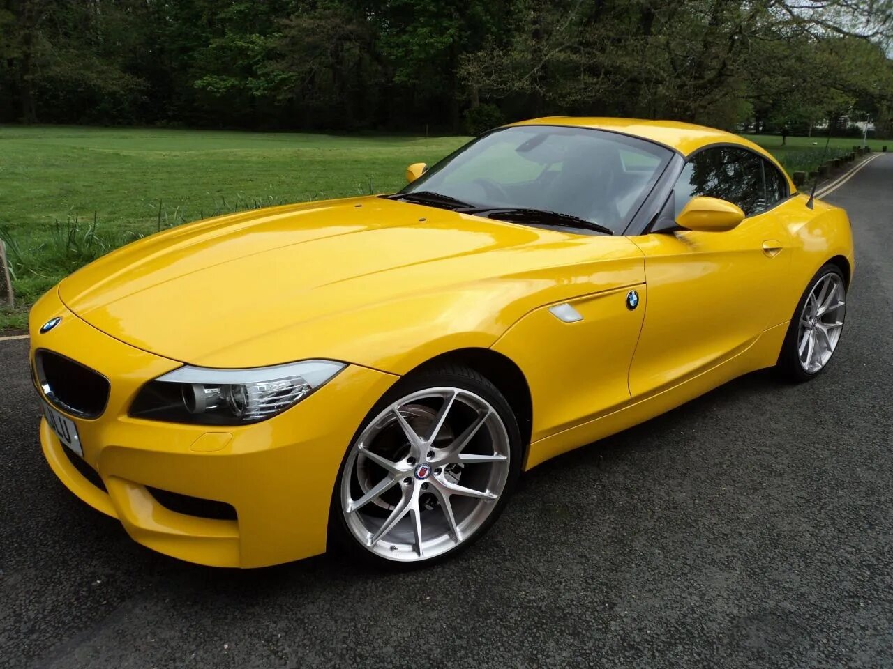 Видишь желтую машину. BMW z4 желтая. BMW z4 e89 желтая. BMW z4 Wrap. БМВ z4 цвета.
