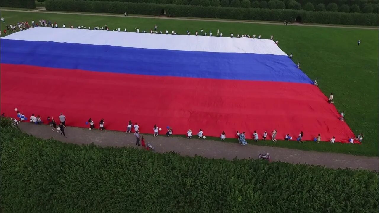Включи большой российский. Флаг России. Большой флаг России. Огромный флаг России. Самый большой российский флаг.