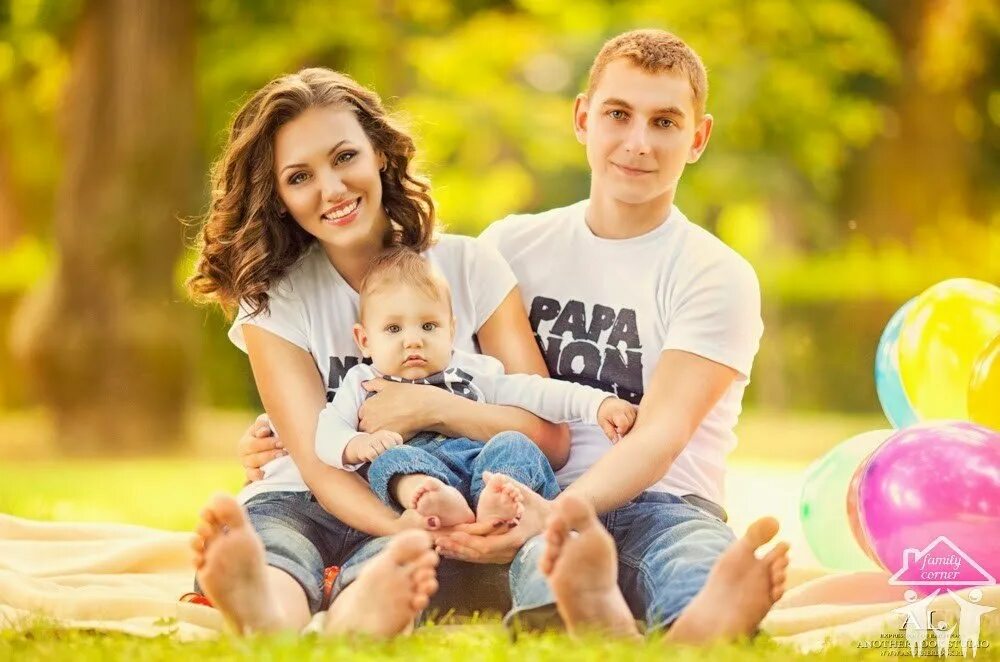 Фотосессия первые шаги. Ребенок в семье. Семейная фотосессия. Фотография семьи. Семья с маленьким ребенком.