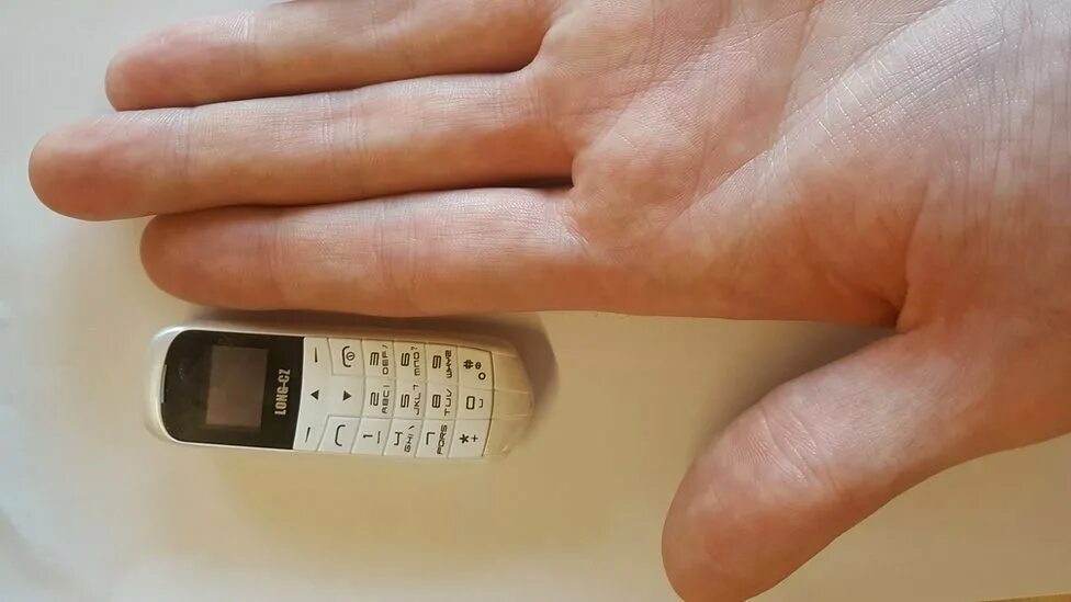 Фотография маленького телефона. Маленькие телефоны для тюрьмы. Самый маленький телефон. Самый маленький телефон в мире сенсорный. Телефон для тюрьмы самый маленький.