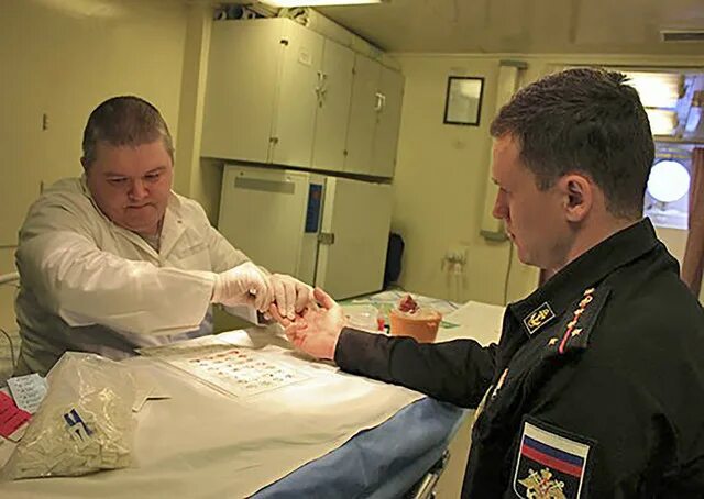 Североморск госпиталь северного флота. Врач на корабле. Фельдшер здравпункта. Врач на корабле. Военно-морской врач.