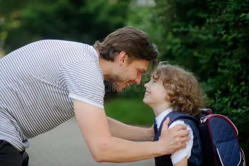 Папа наклонился к ребенку. Джаспер джонс 2017. He leaned. He leaned. Anita jeram.