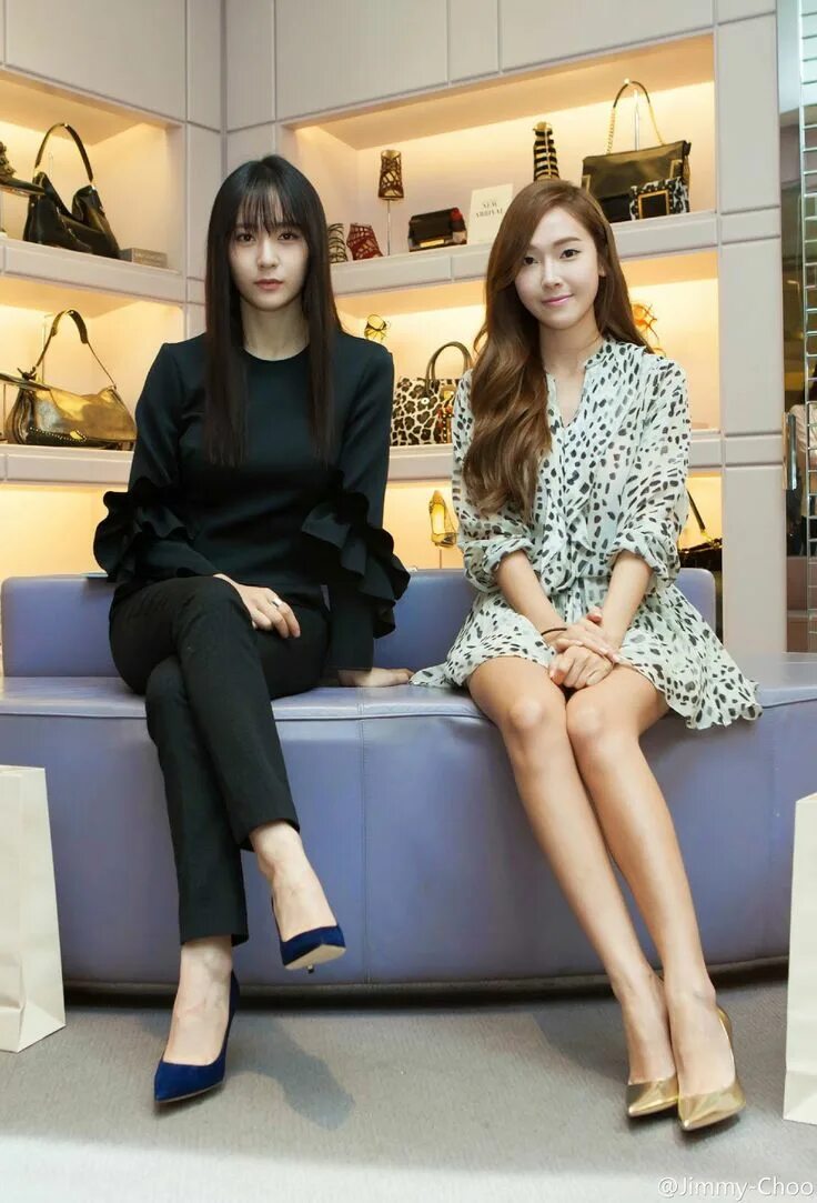 Sisters android. Jessica and Krystal. Азиатки в повседневной одежде. Krystal Jung платья.