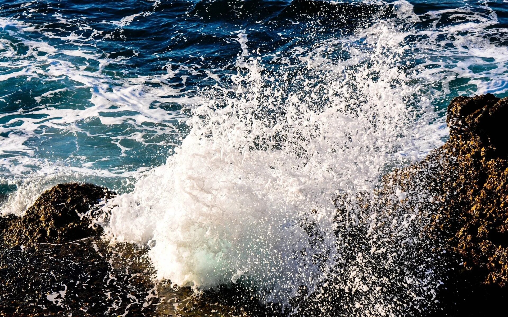 А жизнь мутная вода волна туда. Волны на воде. Брызги моря. Море, волны. Бурлящая вода.