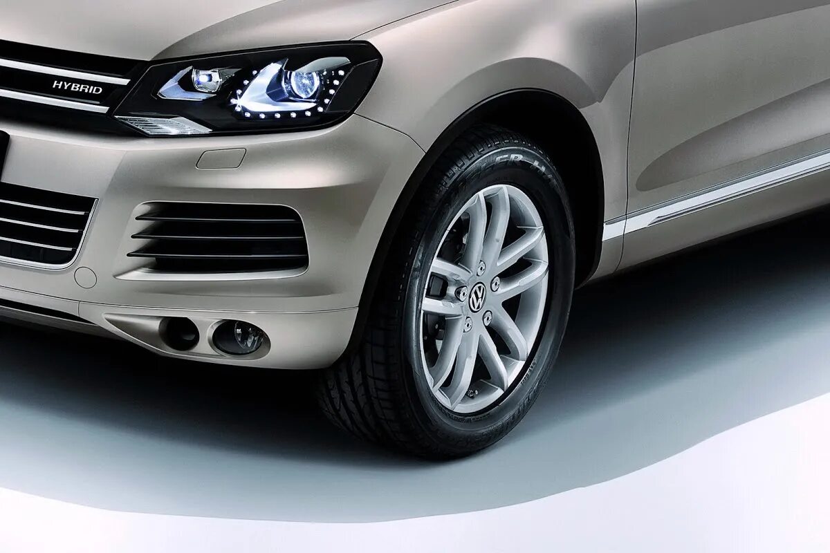 Фольксваген туарег 2. Фольксваген туарег 1. Volkswagen touareg в магазине фото. Фольксваген туарег 6. Wv touareg hybrid 2013 model what tires.