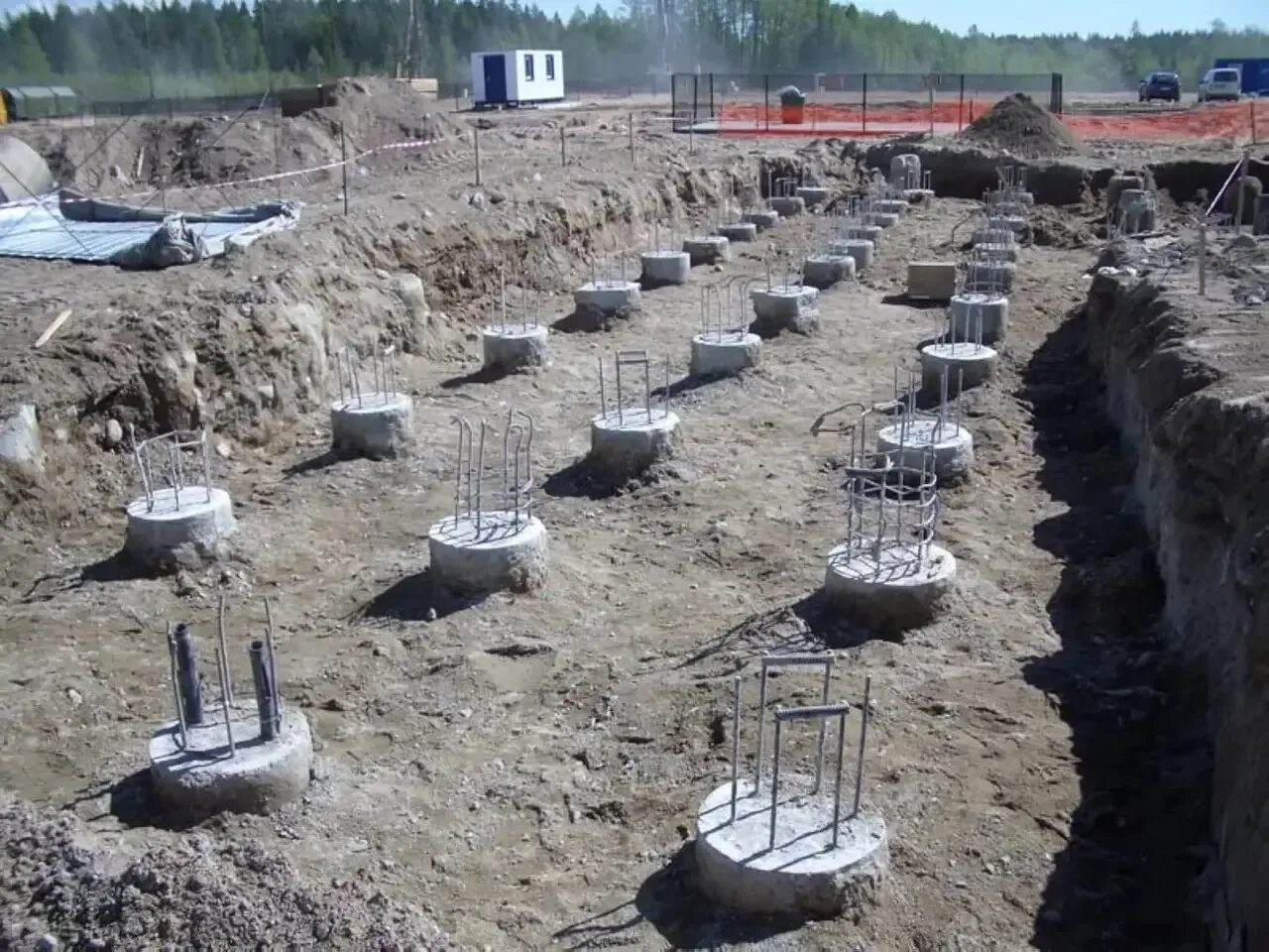 Буровые сваи 250 мм песчаная подушка. Набивные бетонные и железобетонные сваи. Набивные виброштампованные сваи. Свая ф1 600 буронабивные сваи. Буронабивные сваи.